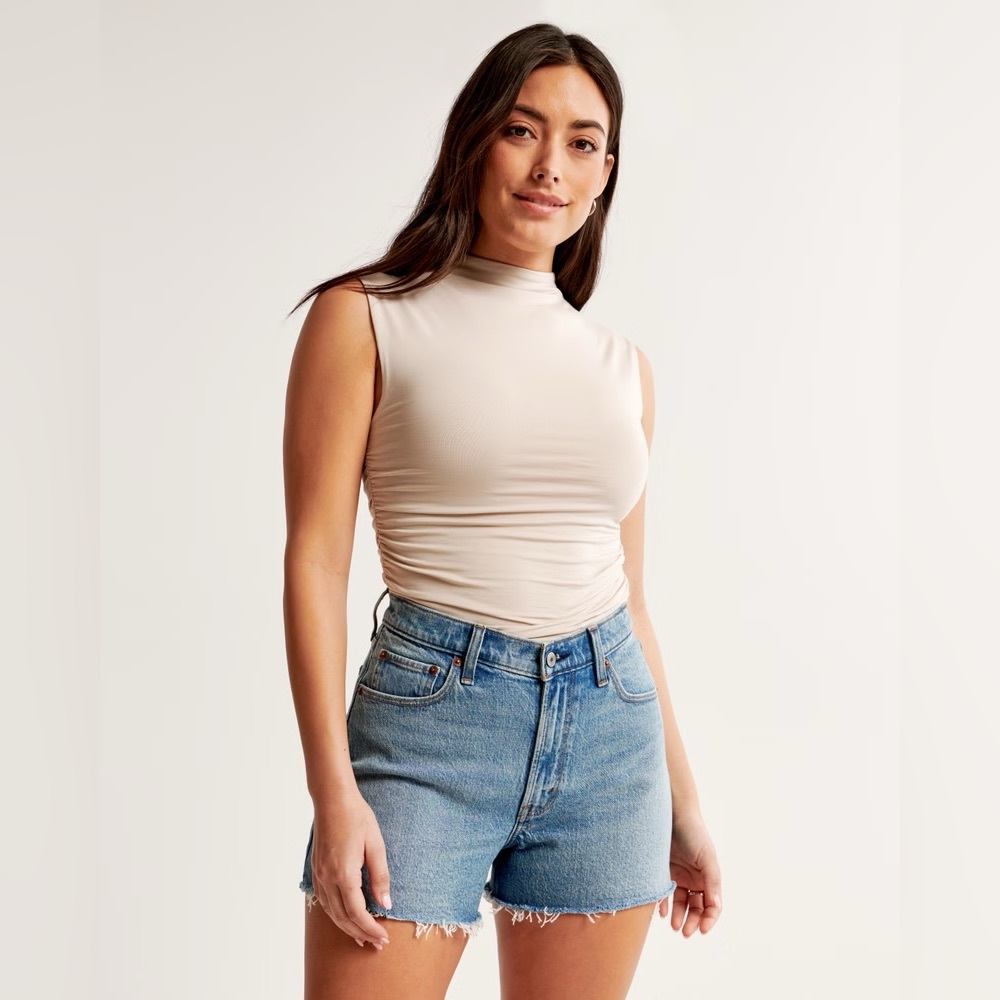 High Rise 90s Cutoff Short in Medium 27/4